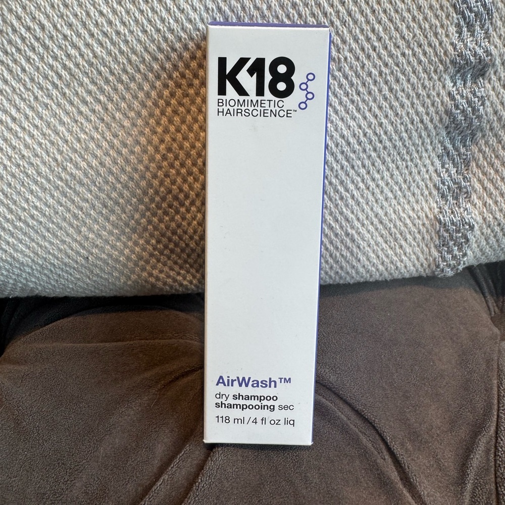 K18 Biomimetic Hairscience AirWash Dry Shampoo - White with Purple Accents
